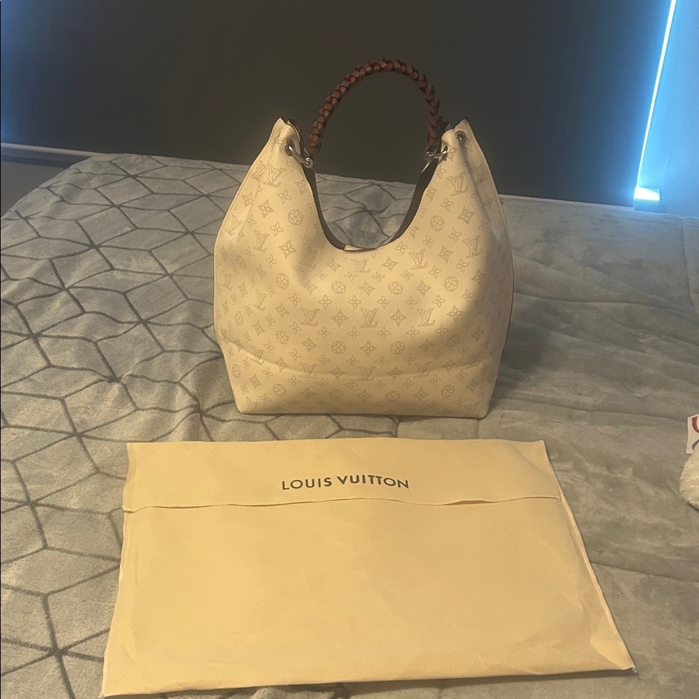Chic White Monogram Hobo Bag - Picture 3 of 7